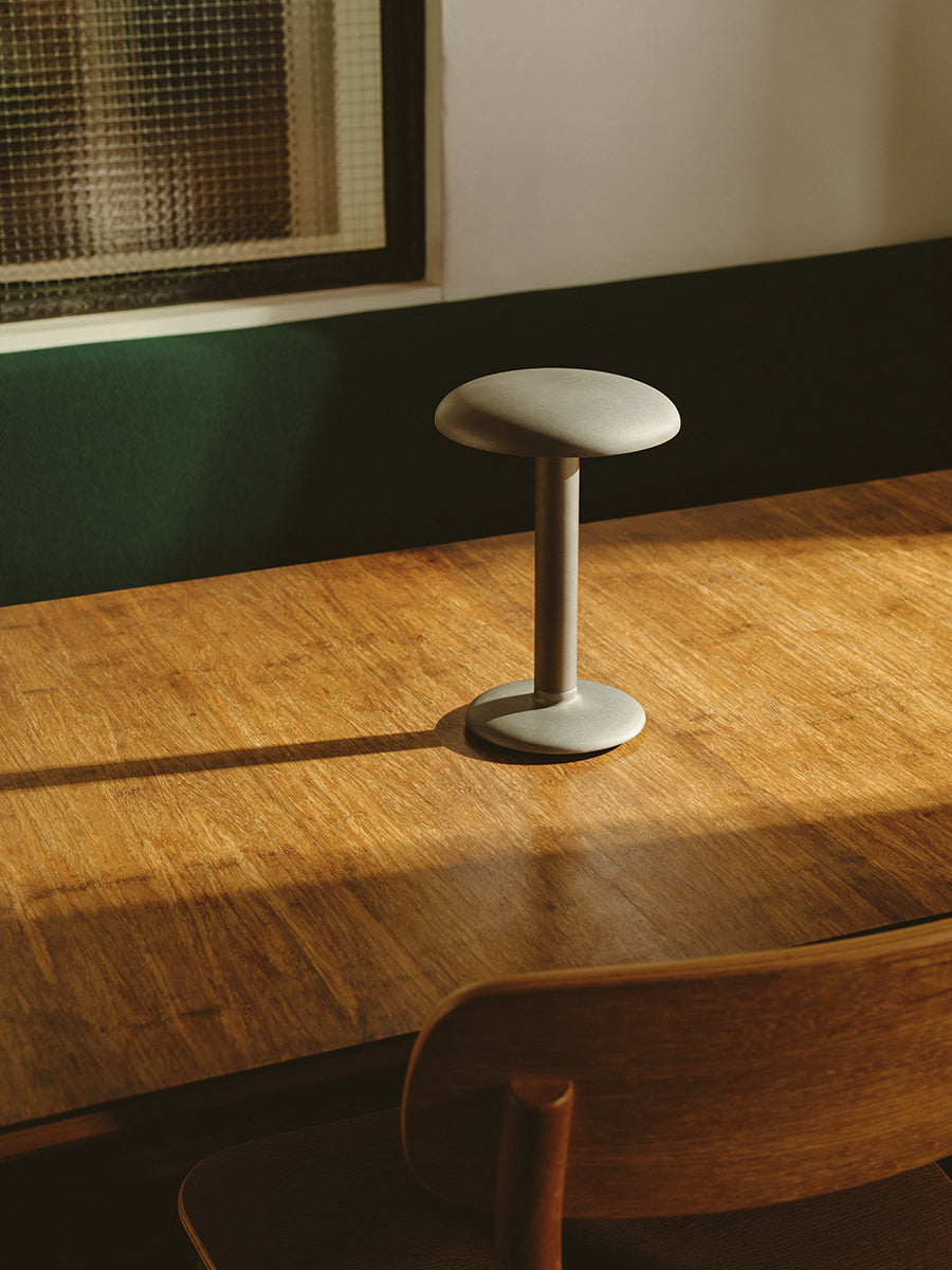 Gustave 充電式ポータブルランプ｜Vincent Van Duysen / FLOS