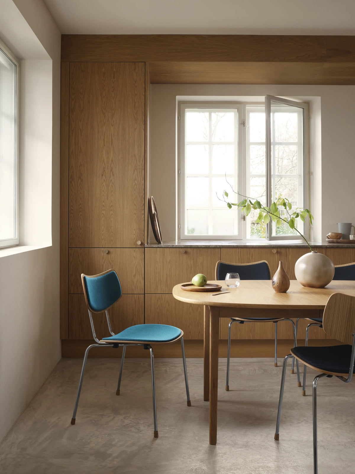 VLA26P Vega Chair - lifestyle