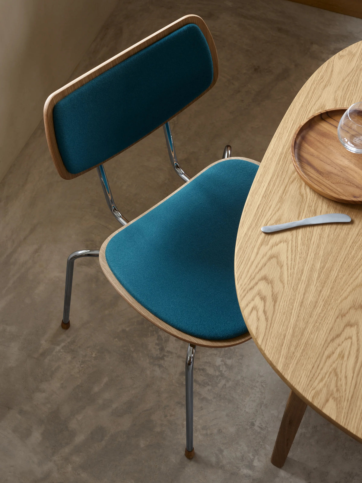 VLA26P Vega Chair - lifestyle