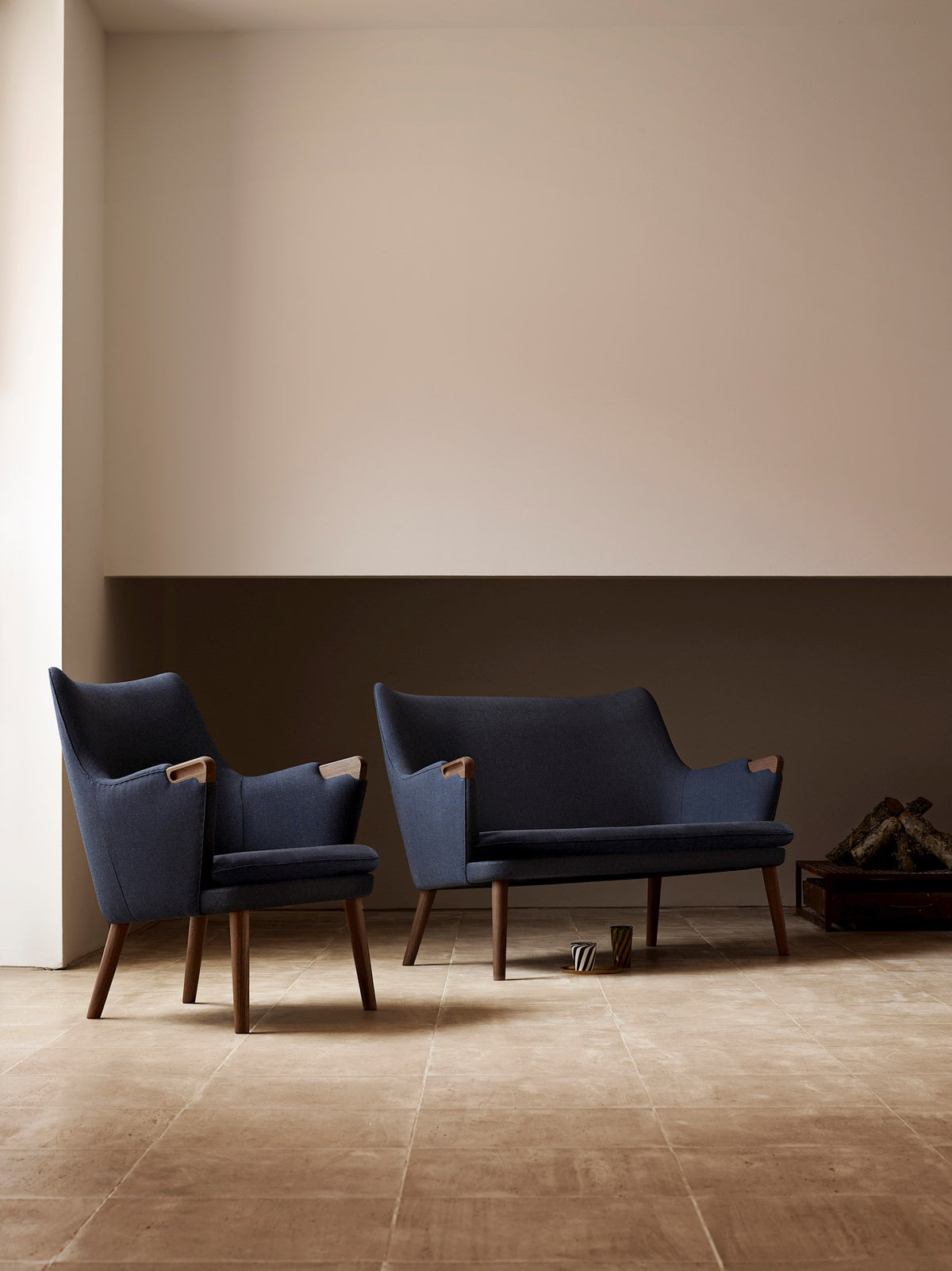 CH71 Lounge Chair lifestyle - walnut, warm interior